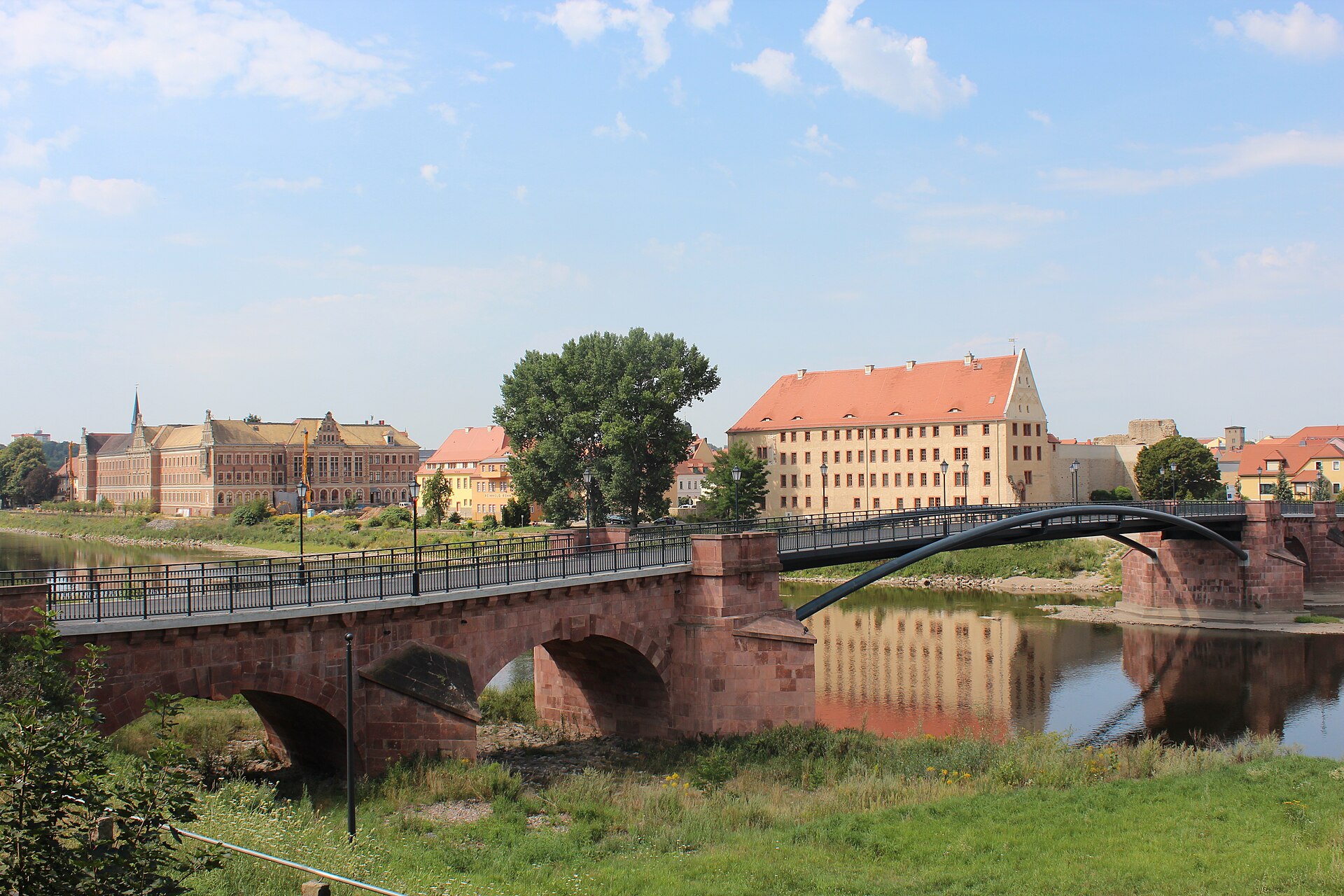 Foto der Pöppelmannbrücke in Grimma mit der Altstadt im Hintergrund